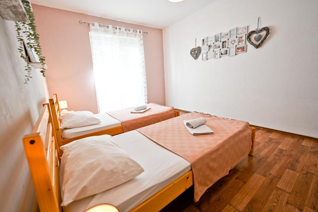 Apartment Old Town Zara Esterno foto