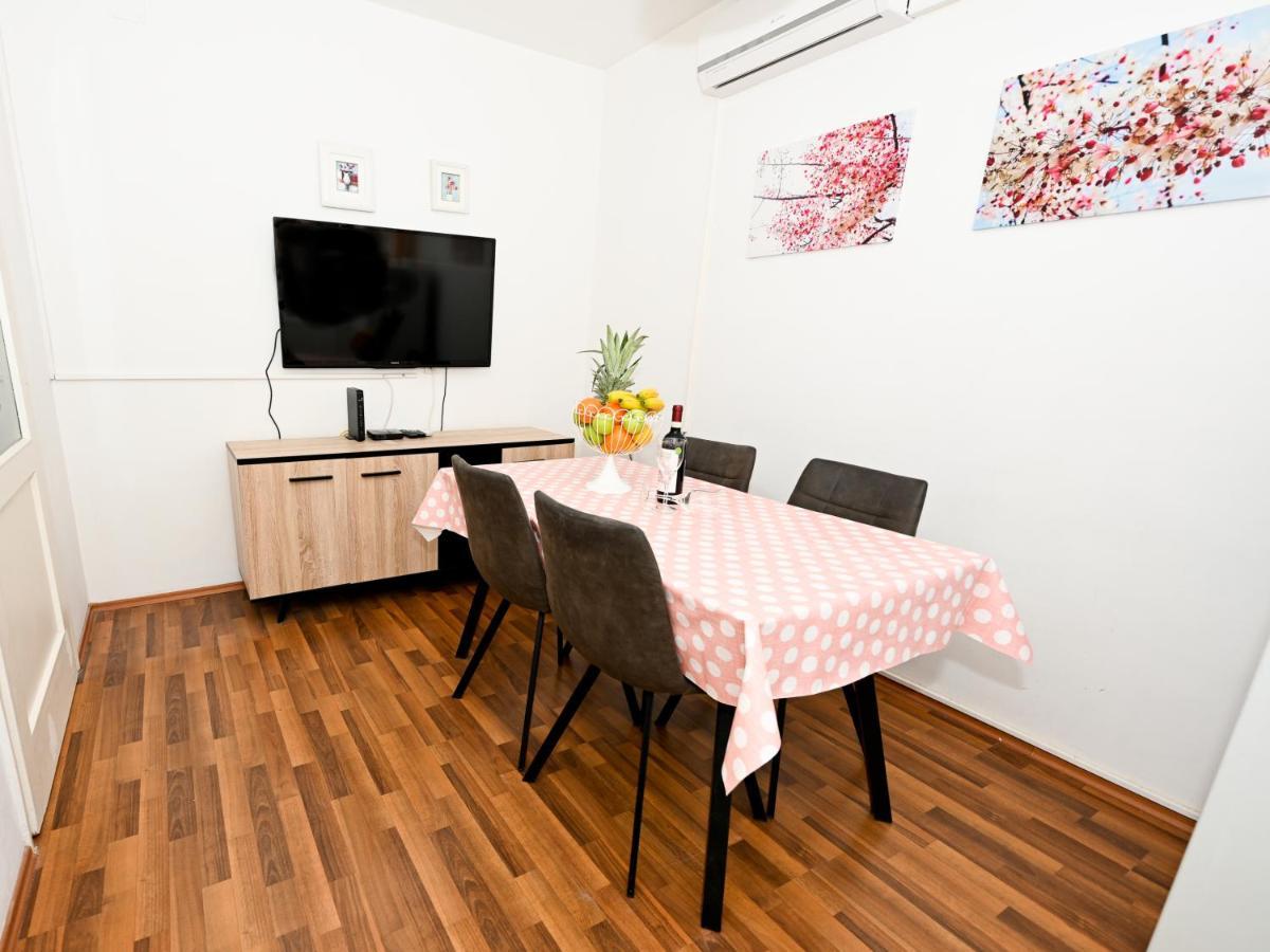 Apartment Old Town Zara Esterno foto