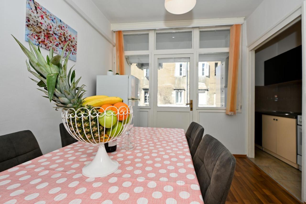 Apartment Old Town Zara Esterno foto